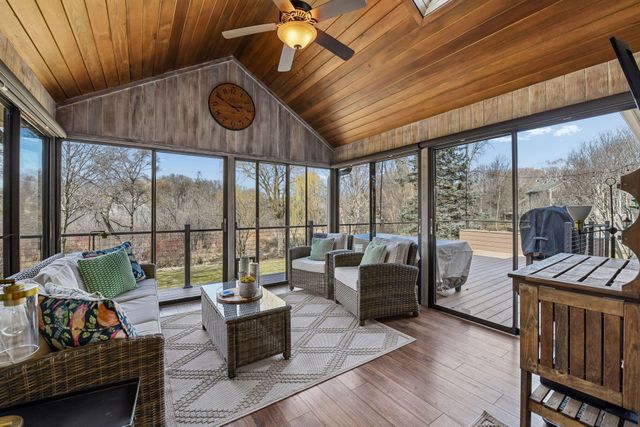 291 Trappers Pass, Chanhassen, MN 55317