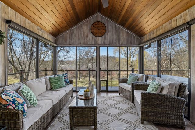 291 Trappers Pass, Chanhassen, MN 55317