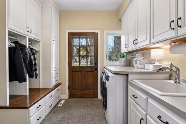291 Trappers Pass, Chanhassen, MN 55317