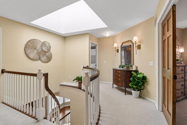 291 Trappers Pass, Chanhassen, MN 55317