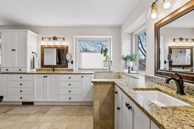 291 Trappers Pass, Chanhassen, MN 55317