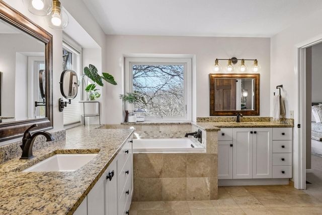 291 Trappers Pass, Chanhassen, MN 55317