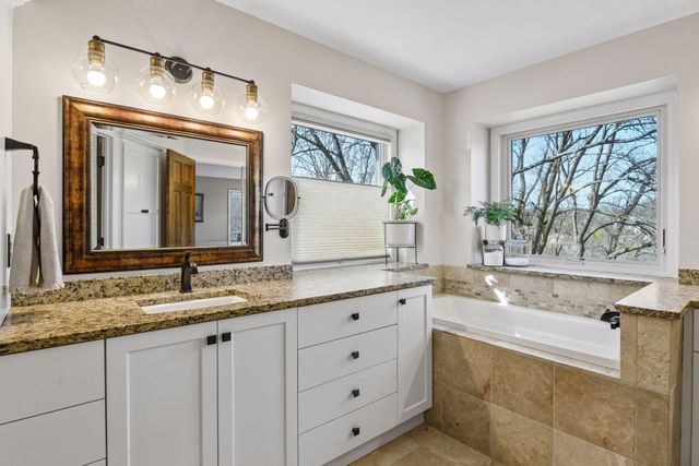 291 Trappers Pass, Chanhassen, MN 55317