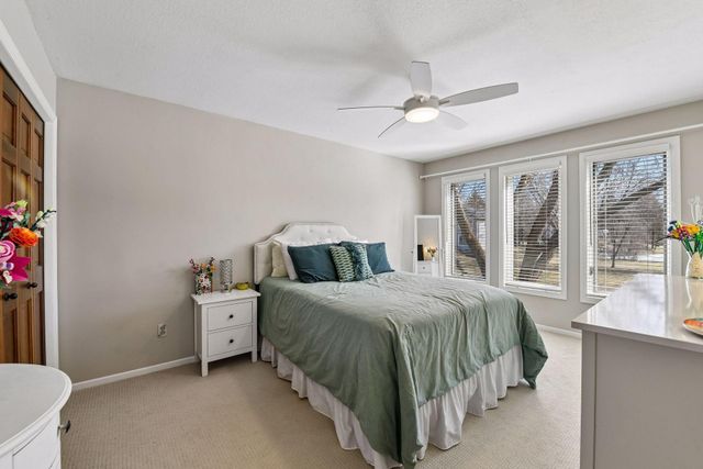 291 Trappers Pass, Chanhassen, MN 55317