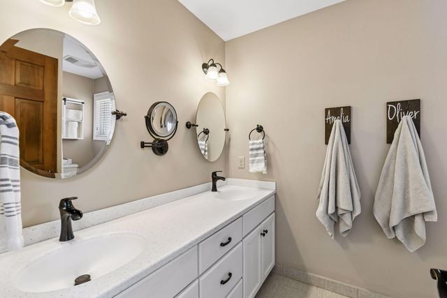 291 Trappers Pass, Chanhassen, MN 55317