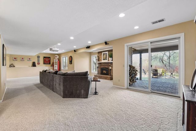 291 Trappers Pass, Chanhassen, MN 55317