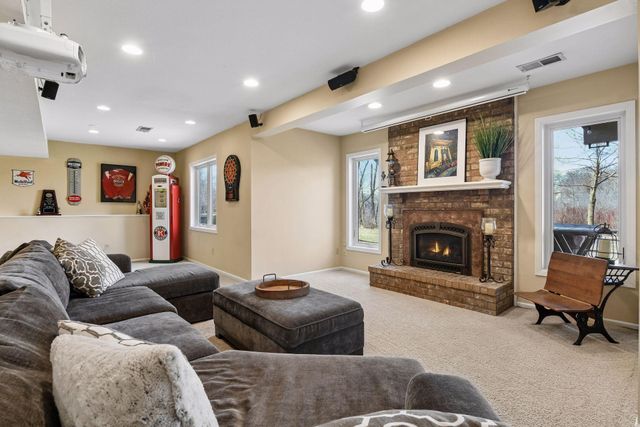 291 Trappers Pass, Chanhassen, MN 55317