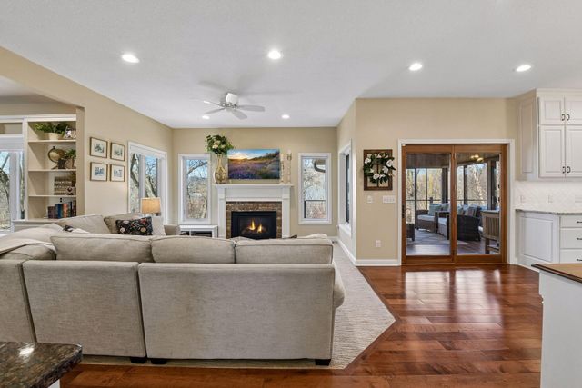 291 Trappers Pass, Chanhassen, MN 55317