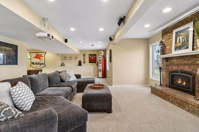 291 Trappers Pass, Chanhassen, MN 55317