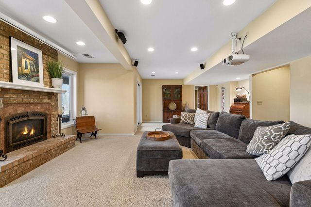 291 Trappers Pass, Chanhassen, MN 55317