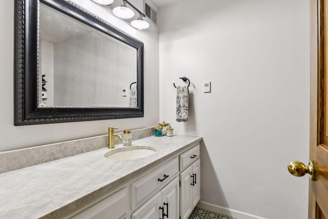 291 Trappers Pass, Chanhassen, MN 55317