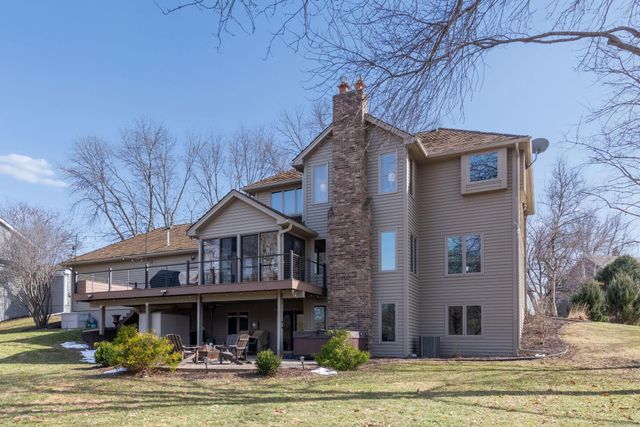 291 Trappers Pass, Chanhassen, MN 55317