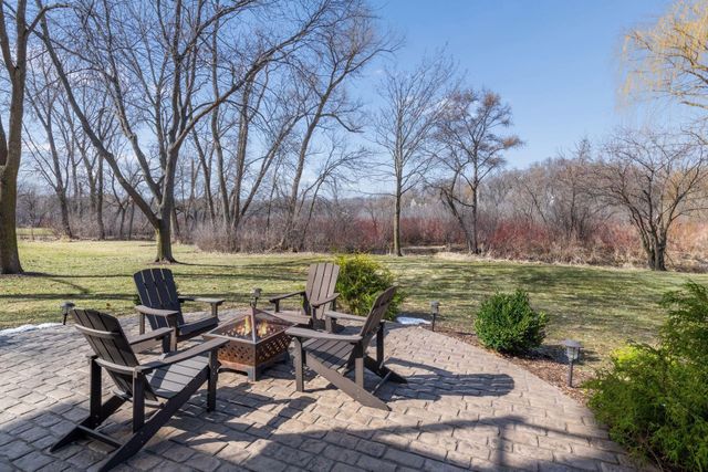 291 Trappers Pass, Chanhassen, MN 55317