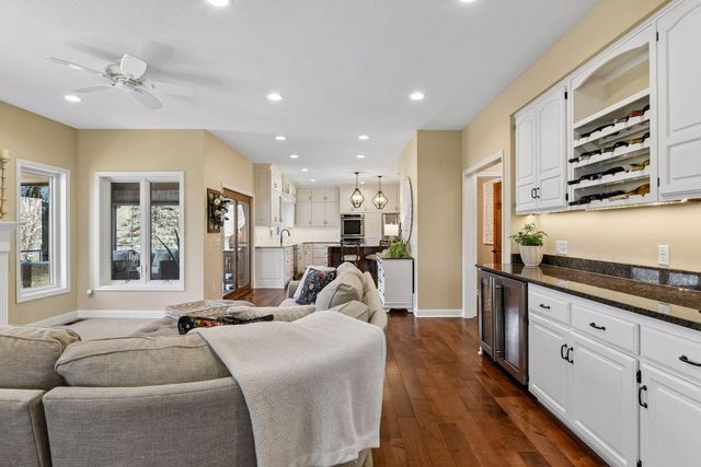 291 Trappers Pass, Chanhassen, MN 55317