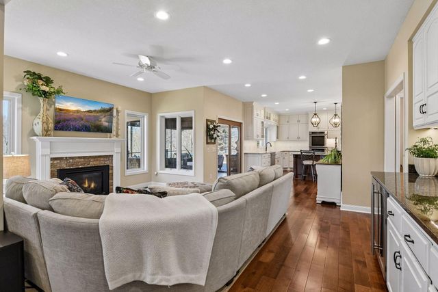 291 Trappers Pass, Chanhassen, MN 55317