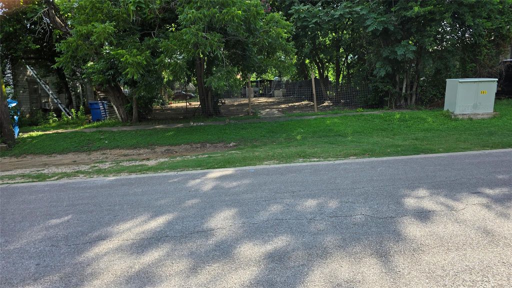 206 Avenue B Ave, Elgin, TX 78621