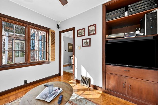 1716 Sutterville Rd, Sacramento, CA 95822