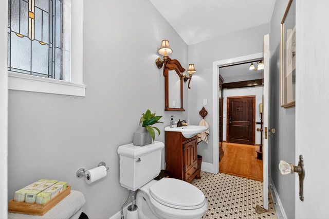 1716 Sutterville Rd, Sacramento, CA 95822