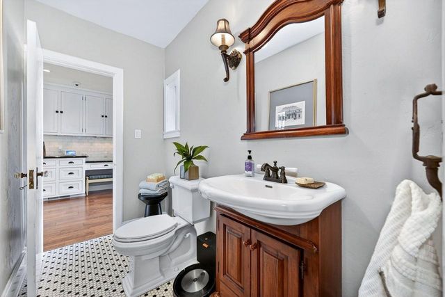 1716 Sutterville Rd, Sacramento, CA 95822