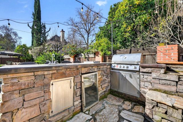 1716 Sutterville Rd, Sacramento, CA 95822