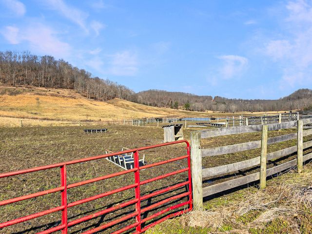 423 Loop Road, Hustonville, KY 40437