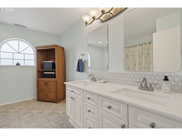 163 Sw SANDLEWOOD Loop, Gresham, OR 97030