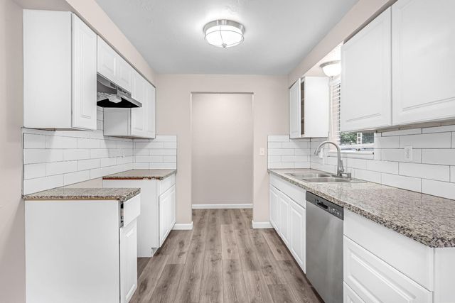 1719 E Los Altos Avenue, Fresno, CA 93710