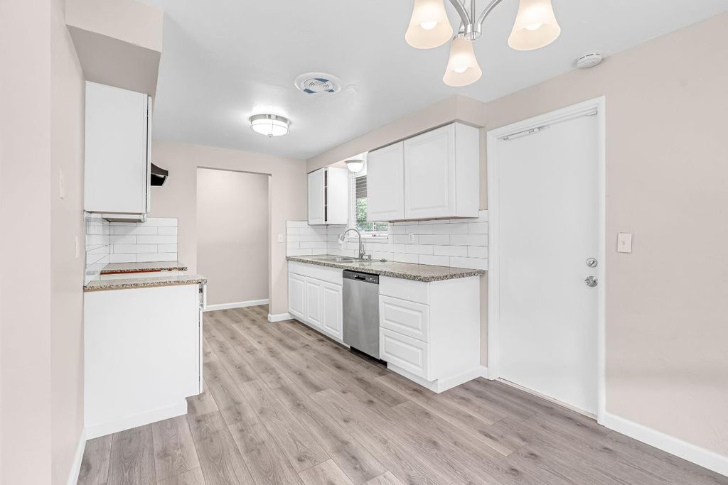 Image 10 of property listing at 1719 E Los Altos Avenue, Fresno, CA 93710