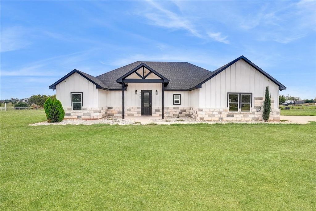 9060 Mitchell Bend Court, Granbury, TX 76048 — exterior