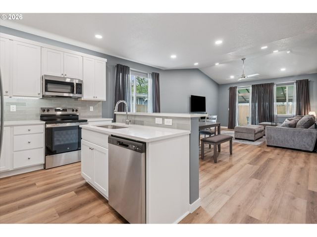 7340 Se OVERLAND St, Milwaukie, OR 97222