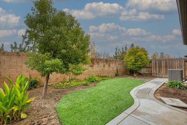 5450 W Santa Barbara Drive, Fresno, CA 93722