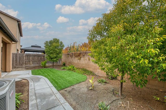 5450 W Santa Barbara Drive, Fresno, CA 93722