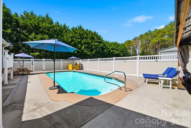 3315 47th Avenue Place NE, Hickory, NC 28601