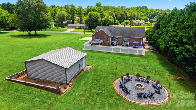 3315 47th Avenue Place NE, Hickory, NC 28601