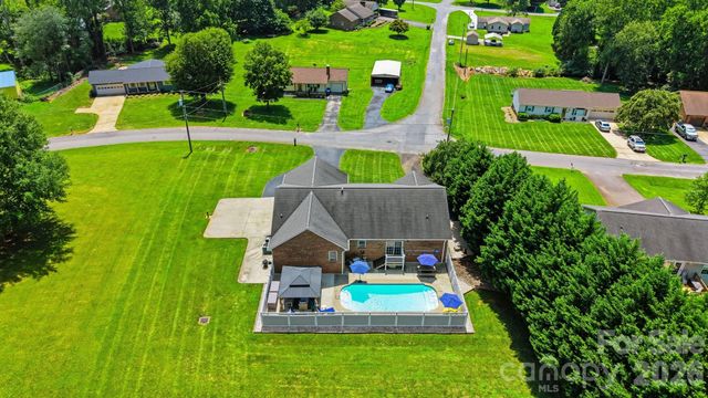 3315 47th Avenue Place NE, Hickory, NC 28601