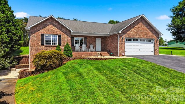 3315 47th Avenue Place NE, Hickory, NC 28601