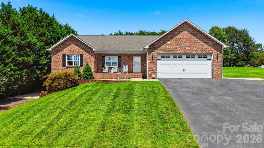3315 47th Avenue Place NE, Hickory, NC 28601
