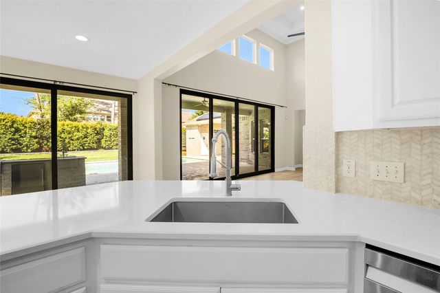 83 W Canyon Wren Circle, The Woodlands, TX 77389
