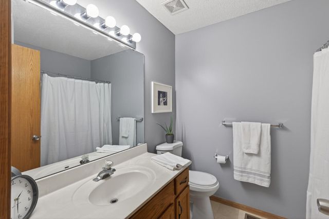 401 Leeward Trail, Woodbury, MN 55129