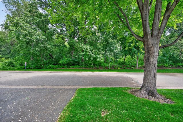 401 Leeward Trail, Woodbury, MN 55129