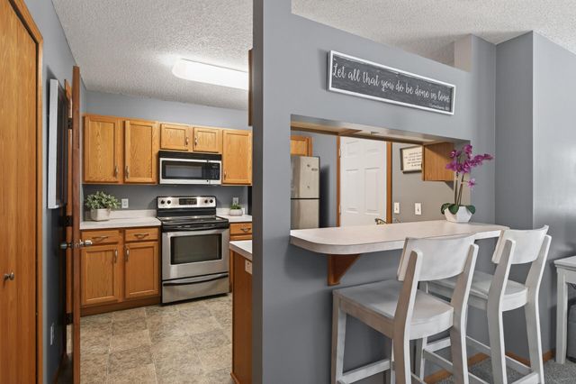 401 Leeward Trail, Woodbury, MN 55129