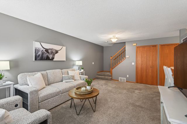 401 Leeward Trail, Woodbury, MN 55129