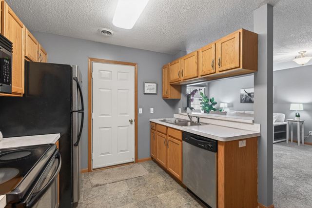 401 Leeward Trail, Woodbury, MN 55129