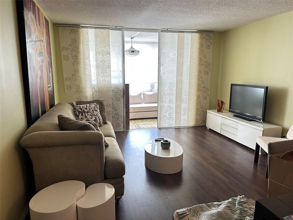 2998 NW 48th Terrace 327, Lauderdale Lakes, FL 33313
