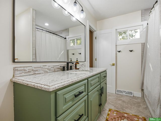 1917 N 152nd Plaza, Omaha, NE 68154