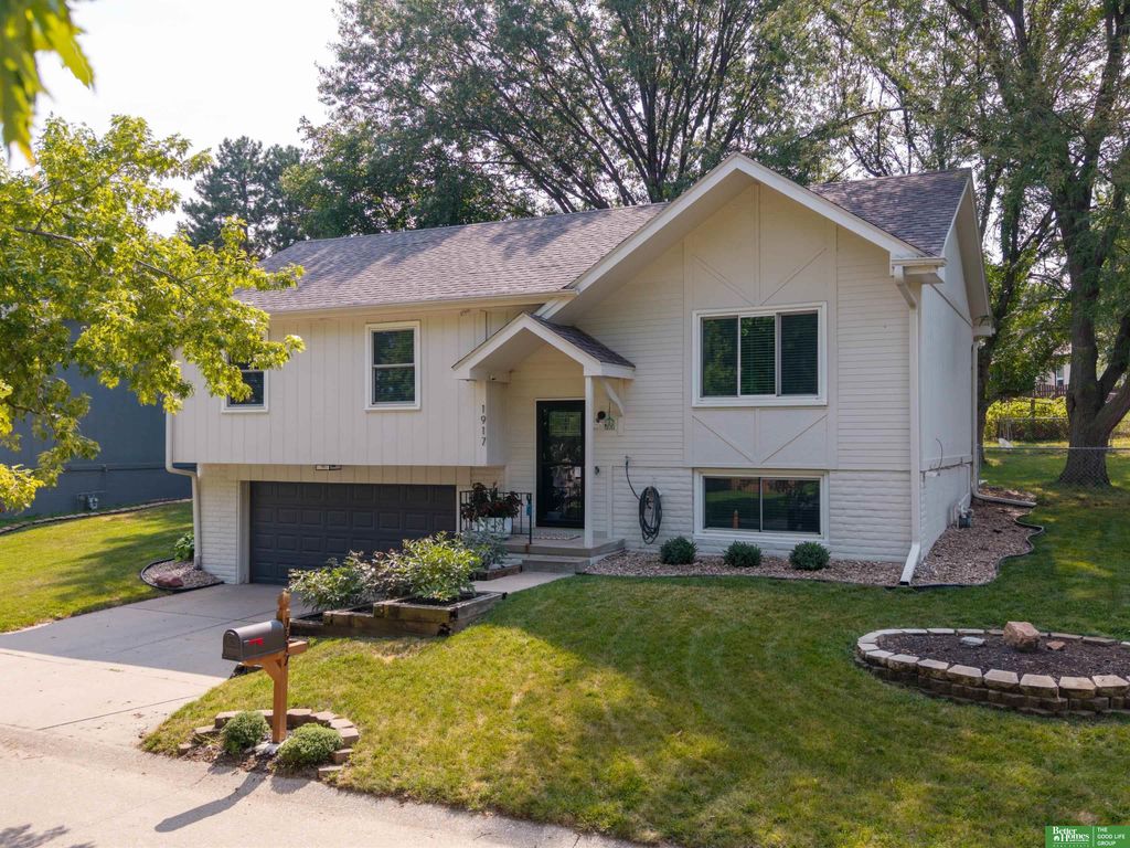 1917 N 152nd Plaza, Omaha, NE 68154