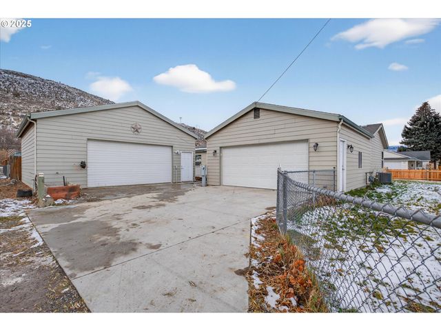 1680 Plum St, Baker City, OR 97814