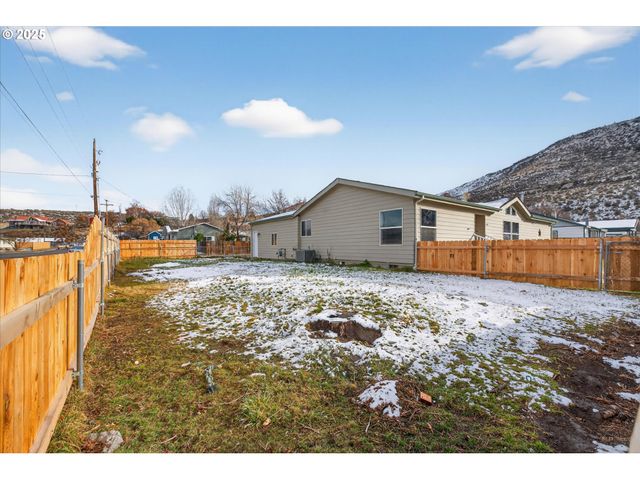 1680 Plum St, Baker City, OR 97814