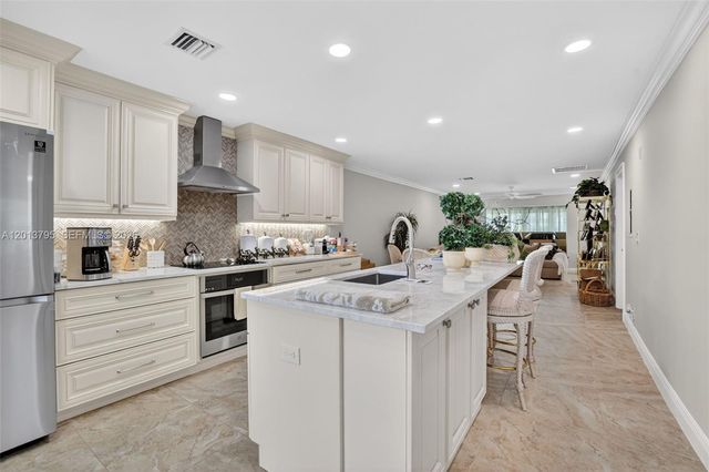 8749 Belle Aire Dr, Boca Raton, FL 33433