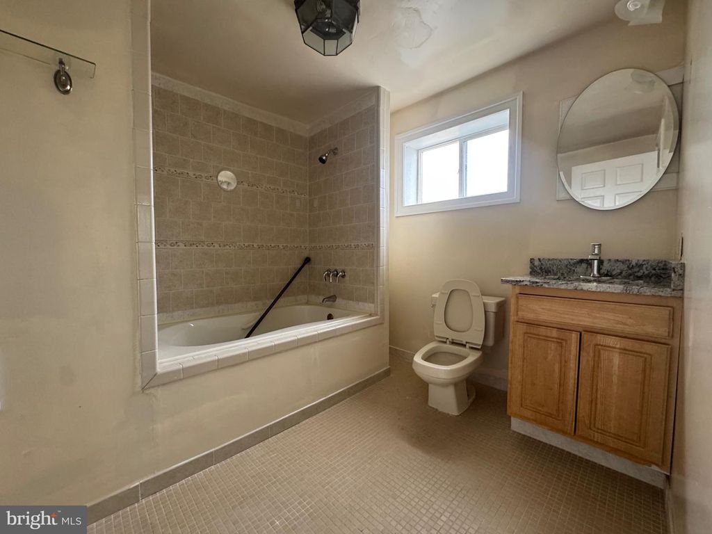 Image 18 of property listing at 917 CHAUNCEY AVE, Baltimore, MD 21217